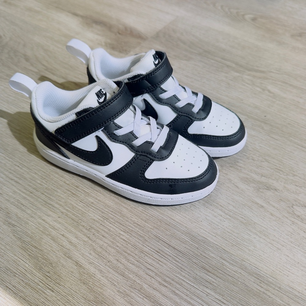 Nike Toddler/Kids black and white dunks, Size 10